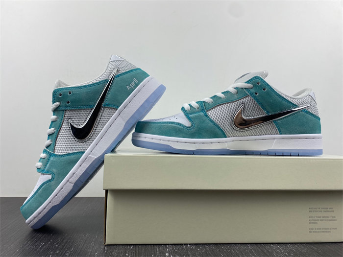 Nike SB Dunk Low FD2562-400
